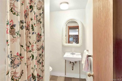 Nestled in one of Larchmont's most private and distinctive - photo 23