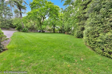 Nestled in one of Larchmont's most private and distinctive - photo 28