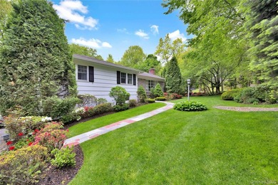 Nestled in one of Larchmont's most private and distinctive - photo 32