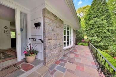Nestled in one of Larchmont's most private and distinctive - photo 33