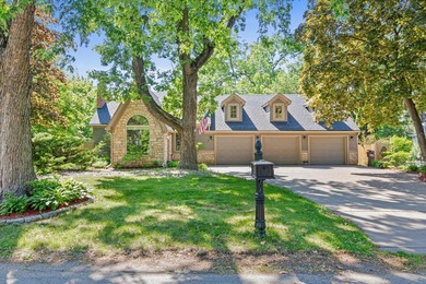 Situated on over an acre of land with views of the Mississippi - photo 3