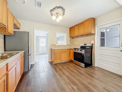 Virtually Staged. Looking for a home that blends comfort - photo 3