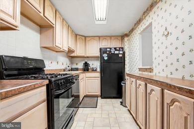 One-level living with all utilities included and steps to - photo 3