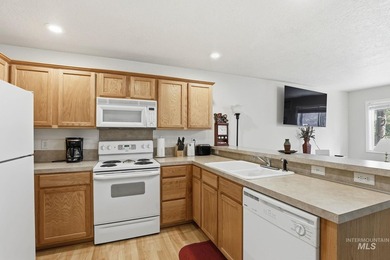 Quaint, adorable, furnished townhouse with attached garage. This - photo 6