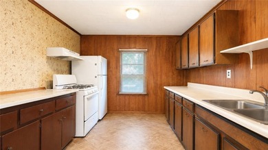 Cute as a button! Move-in ready. This 2/3 bedroom home in the - photo 11