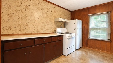 Cute as a button! Move-in ready. This 2/3 bedroom home in the - photo 12
