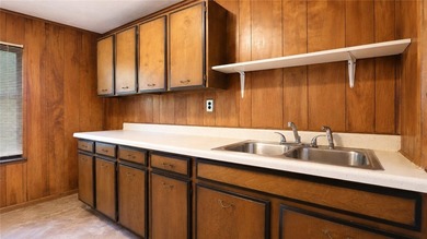 Cute as a button! Move-in ready. This 2/3 bedroom home in the - photo 13
