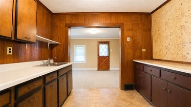 Cute as a button! Move-in ready. This 2/3 bedroom home in the - photo 14