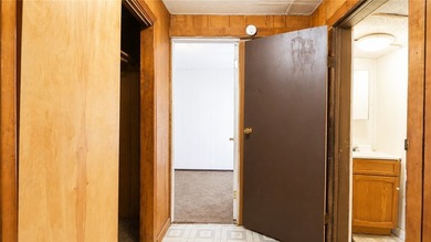 Cute as a button! Move-in ready. This 2/3 bedroom home in the - photo 15