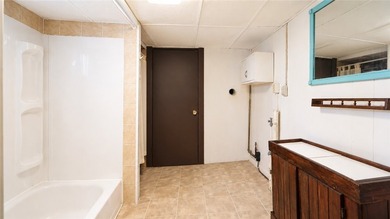 Cute as a button! Move-in ready. This 2/3 bedroom home in the - photo 16