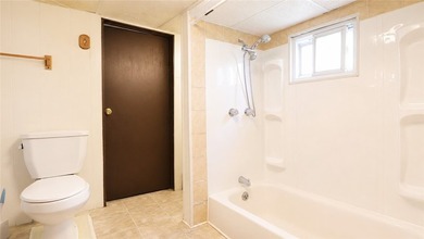 Cute as a button! Move-in ready. This 2/3 bedroom home in the - photo 17