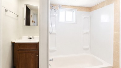 Cute as a button! Move-in ready. This 2/3 bedroom home in the - photo 18