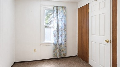 Cute as a button! Move-in ready. This 2/3 bedroom home in the - photo 20
