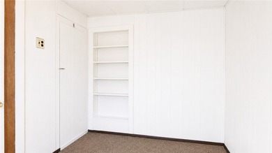 Cute as a button! Move-in ready. This 2/3 bedroom home in the - photo 21