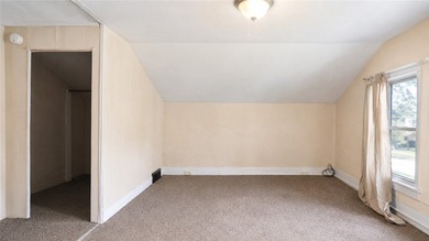 Cute as a button! Move-in ready. This 2/3 bedroom home in the - photo 24