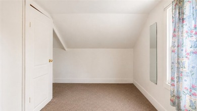 Cute as a button! Move-in ready. This 2/3 bedroom home in the - photo 27