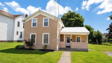 Cute as a button! Move-in ready. This 2/3 bedroom home in the - photo 29