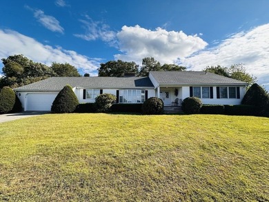 Welcome home to this stunning custom Ranch, featuring a barn - photo 6