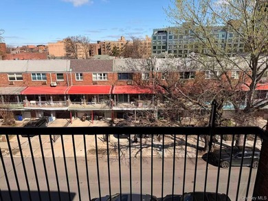 Newly renovated 1-bedroom condo with a spacious living room and - photo 7