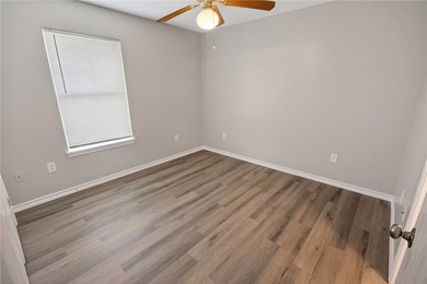 Come and meet your lovely new home! Remodeled and move-in ready - photo 16