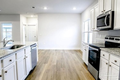 Exceptional move-in ready Craftsman home. Built 2022. Perfect - photo 4