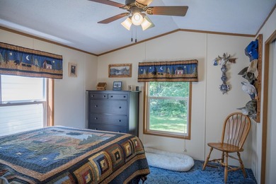 Lake living for an affordable price! This 14x80 Holly Park Home - photo 13