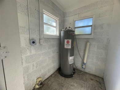 Clean and Fresh 3 Bedroom, 1 Bathroom home with a BONUS room and - photo 22