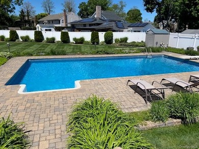 Welcome home to this beautiful Colonial in the highly - photo 2