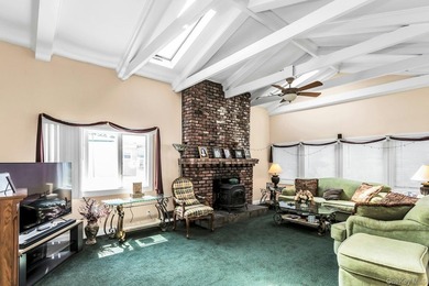 Welcome home to this beautiful Colonial in the highly - photo 6