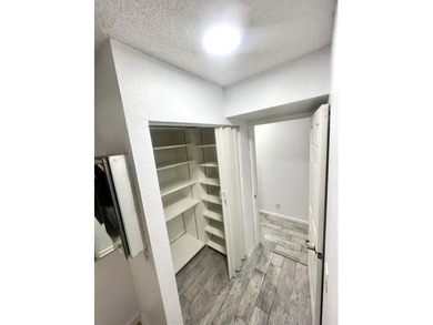 Beautiful 3-bedroom, 3-bathroom townhouse in highly desirable - photo 11