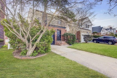 Welcome to this lovely 3 bed, 2 bath home located in the - photo 2