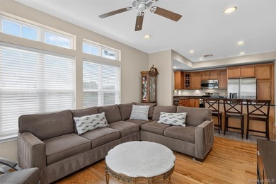 The BEST unit in Stoneleigh Woods is a bright, first floor end - photo 11