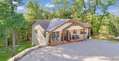 Great location for this adorable home. Home has 5 bedrooms and 5 - photo 2