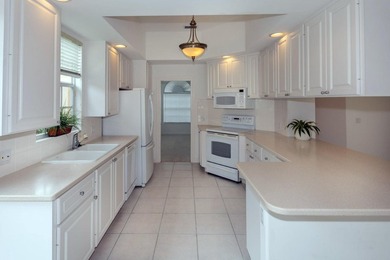 Welcome to luxury living in the prestigious Magnolia Bay - photo 13