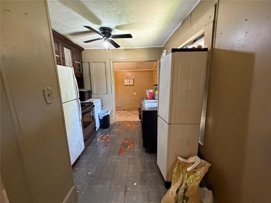 2 Bedroom, 1 Bath small home with kitchen, laundry space, front - photo 7