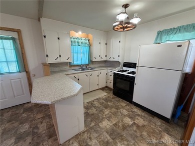 Cute as a button! This cozy cabin is perfectly positioned on a