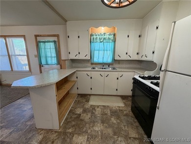 Cute as a button! This cozy cabin is perfectly positioned on a