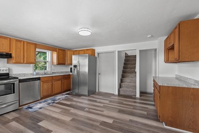 Completely remodeled interior from top to bottom, this country - photo 12