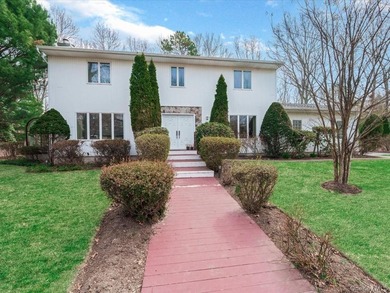 Beautiful Center Hall Colonial on Private Cul-de-Sac in Kings - photo 2