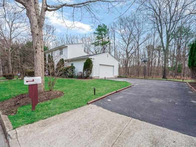 Beautiful Center Hall Colonial on Private Cul-de-Sac in Kings - photo 3