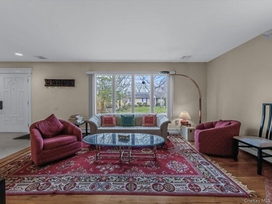 Beautiful Center Hall Colonial on Private Cul-de-Sac in Kings - photo 5