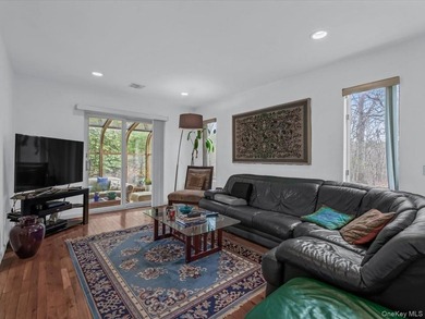 Beautiful Center Hall Colonial on Private Cul-de-Sac in Kings - photo 6