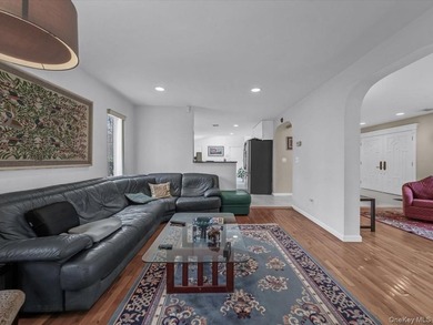 Beautiful Center Hall Colonial on Private Cul-de-Sac in Kings - photo 7