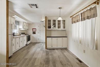 Location, location, location! Wonderful split floorplan, 2 bed 2 - photo 8