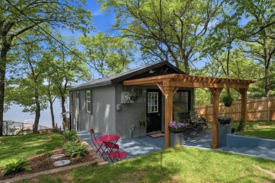 Completely renovated and move-in ready, this charming 2-bedroom - photo 1