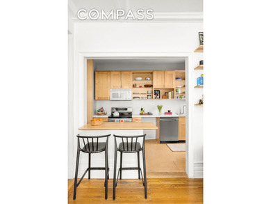 This charming and meticulously maintained two-bedroom co-op is - photo 4