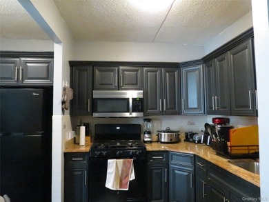 Welcome to the lovely maintained gated Melrose Court Condominium - photo 2