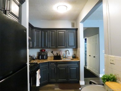 Welcome to the lovely maintained gated Melrose Court Condominium - photo 4