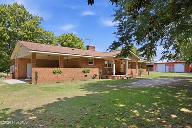 Country living at its best! This well-maintained brick ranch - photo 6
