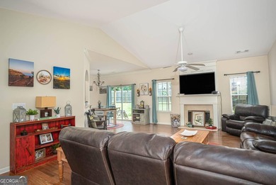 Welcome home to this beautifully maintained 4-bedroom, 2-bath - photo 6
